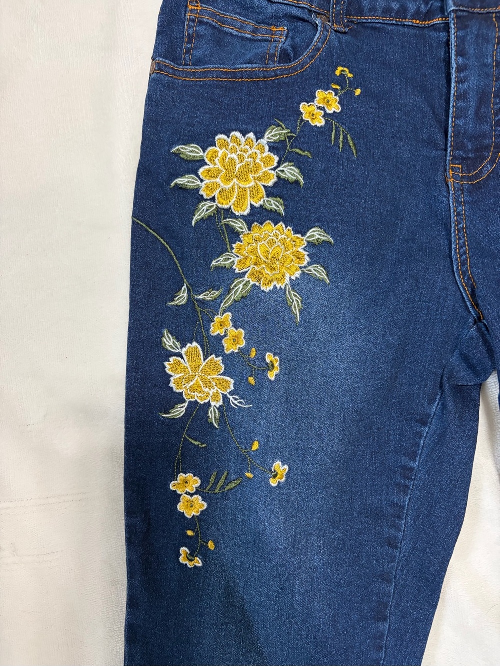 Embroidered capri jeans - Picture 2 of 6